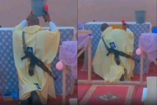 Padre aongoza Ibada akiwa na bunduki