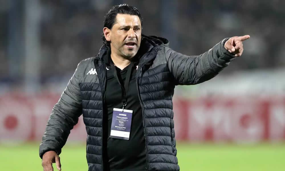 Mwenye rekodi ya kadi nyekundu alianza ukocha na kadi nyekundu.