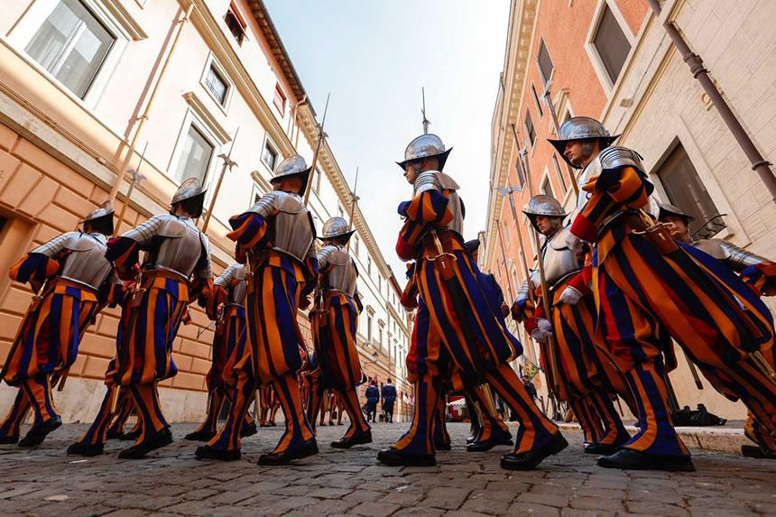 Swiss Guard maafisa waliofunzwa kijeshi kulinda maisha ya Papa