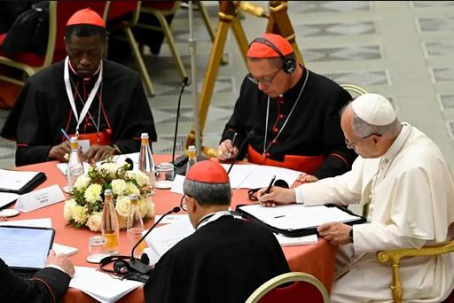 Kardinali Rugambwa na Papa Leo meza moja Vatican