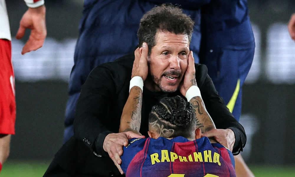 Kocha wa Atletico Madrid EL Cholo awanyooshea mikono Barcelona.
