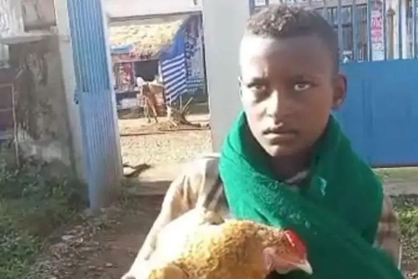 Kijana aliyempeleka kuku wake mgonjwa hospitali awa gumzo