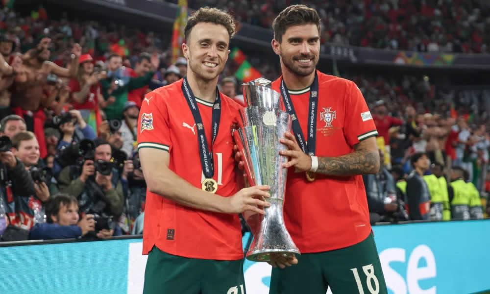 Ruben Neves bado anazungumza na rafiki yake Diogo Jota.