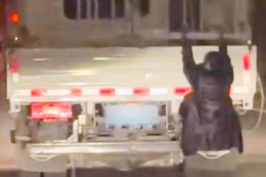 Mke anaswa akidandia lori ili kumfumania mumewe