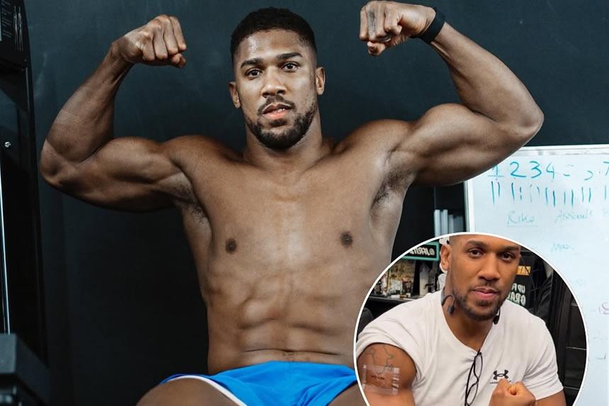 AJ achora tattoo za marafiki zake waliofariki kwa ajali