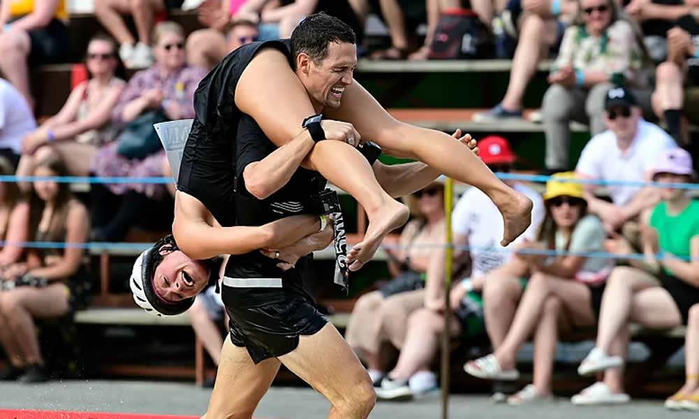 Mashindano ya mbio za kubeba mke Finland yageuka gumzo Duniani.